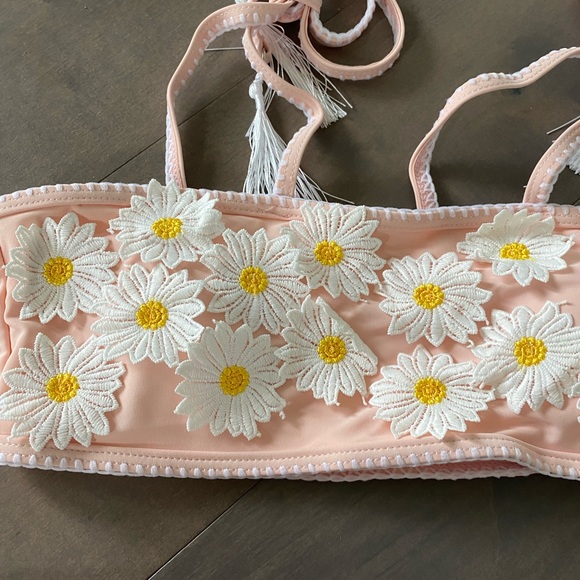 Brand new, never worn with liner. Light pink bikini. Size S. Daisy detail. - Picture 4 of 10